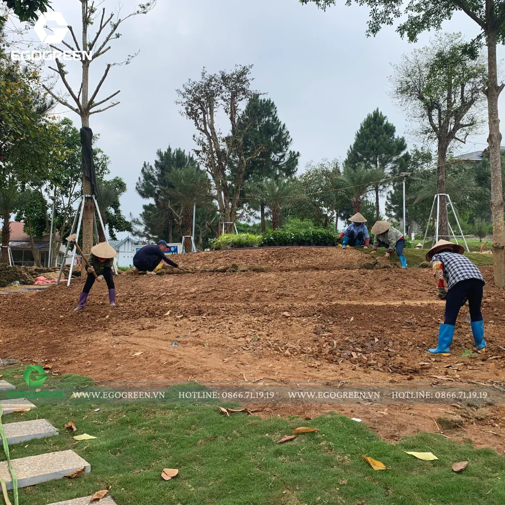 Tiếp đến phải san đất nền, tạo độ dốc phù hợp.